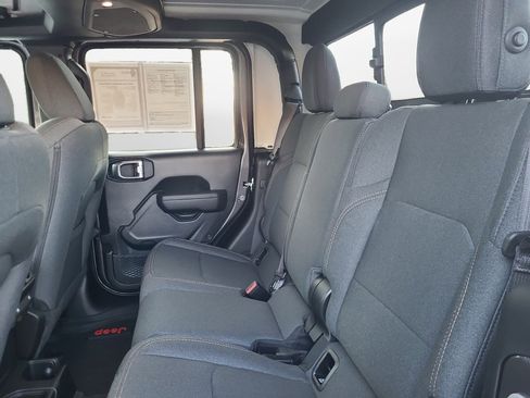 Used 2025 Jeep Gladiator Sport image 16