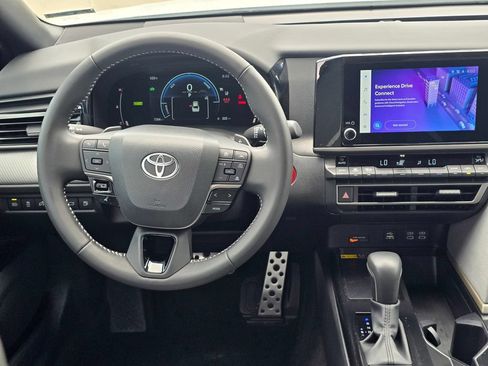 Used 2025 Toyota Camry SE w/ Convenience Package FWD image 17