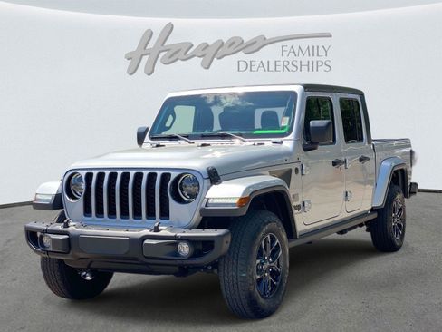 Used 2023 Jeep Gladiator Overland AWD/4WD image 9