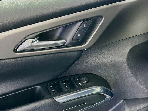 Used 2025 Chevrolet Traverse LT image 15