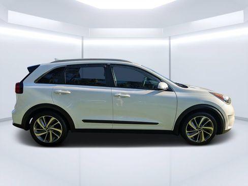 Used 2018 Kia Niro Touring FWD image 2