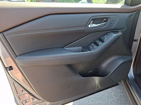 Used 2023 Nissan Rogue SL AWD/4WD image 12