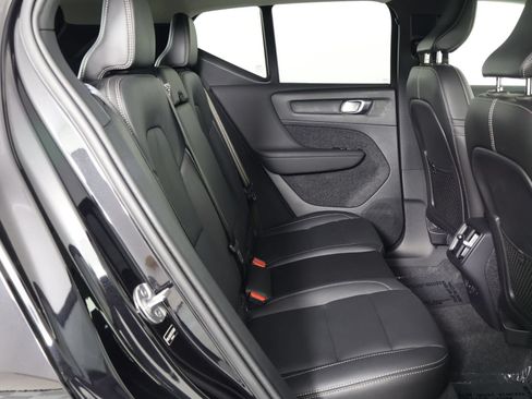 Certified 2026 Volvo XC40 B5 Plus AWD/4WD image 30