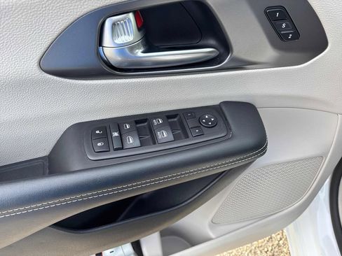 Used 2024 Chrysler Pacifica Touring-L image 14