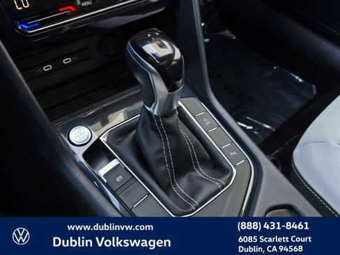 Certified 2025 Volkswagen Taos SE w/ Panoramic Sunroof Package FWD image 18