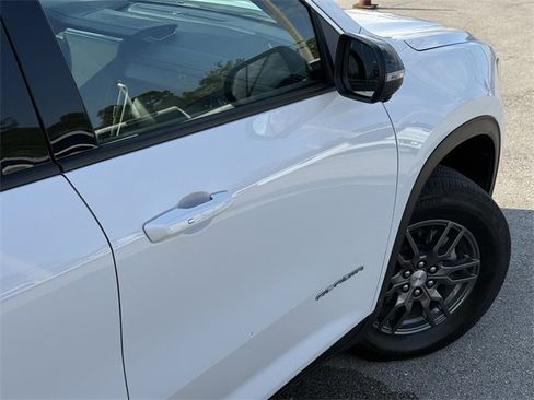 Used 2025 GMC Acadia Elevation image 10