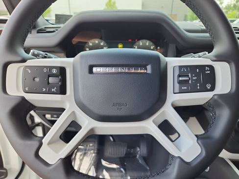 Used 2025 Land Rover Defender 90 X-Dynamic SE image 16