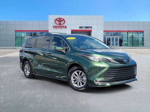 Certified 2023 Toyota Sienna XLE FWD image 1