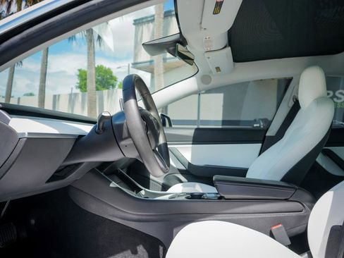 Used 2019 Tesla Model 3 Standard Range Plus image 6