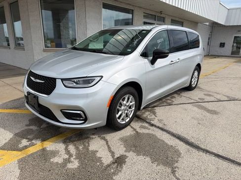 Certified 2024 Chrysler Pacifica Touring-L FWD image 3