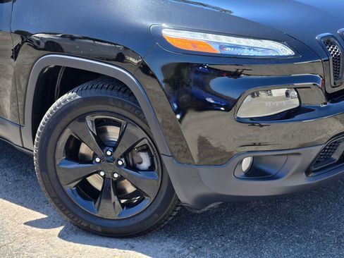 Used 2018 Jeep Cherokee Latitude w/ Altitude Package AWD/4WD image 9
