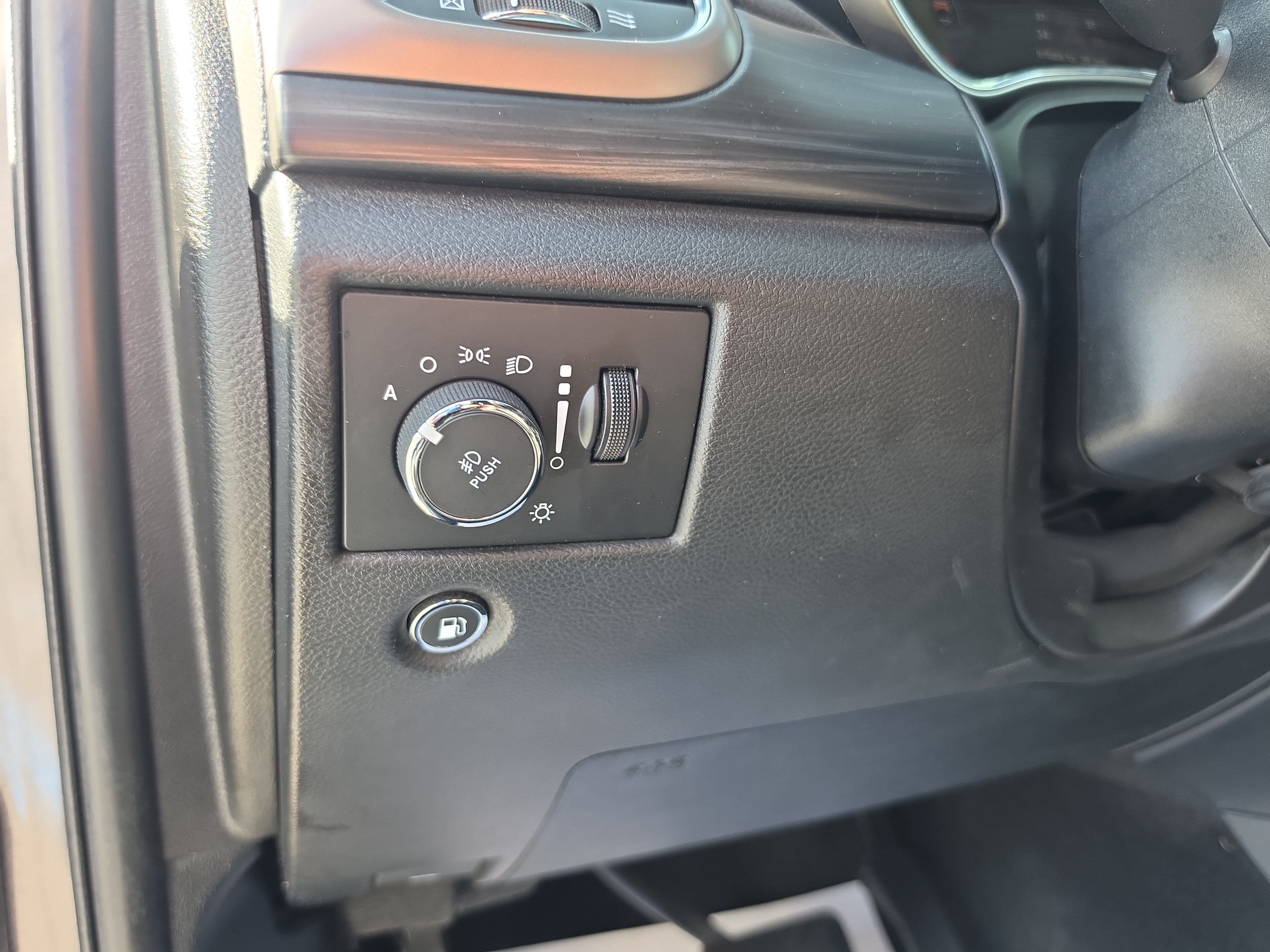 Used 2020 Jeep Grand Cherokee Altitude AWD/4WD image 18