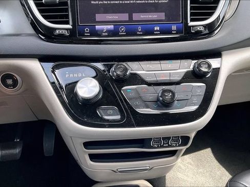 Used 2023 Chrysler Pacifica Touring-L FWD image 14