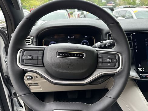 Used 2025 Jeep Wagoneer 4WD image 24