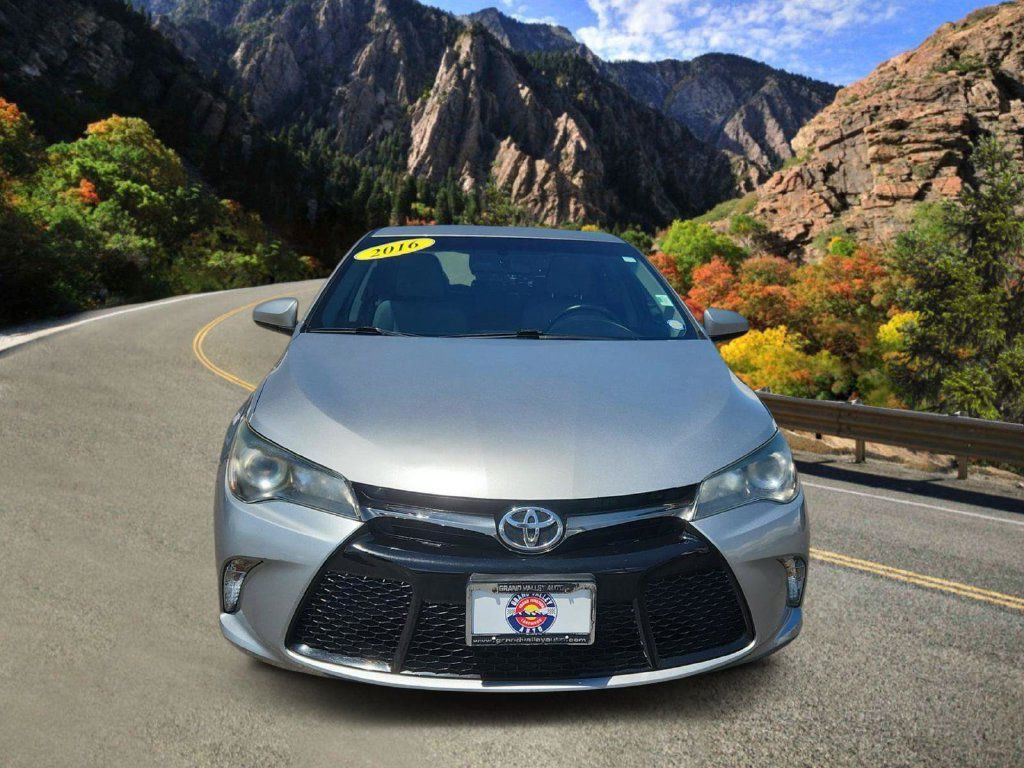 Used 2016 Toyota Camry SE FWD image 6