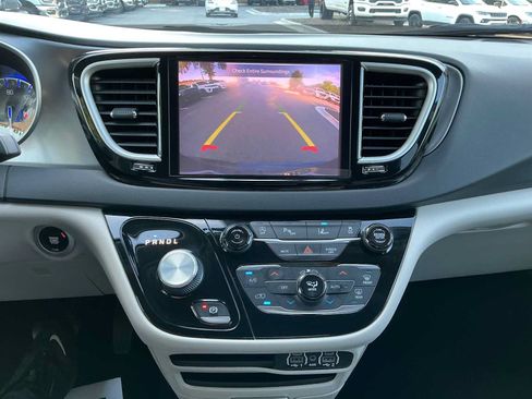 Used 2023 Chrysler Pacifica Touring-L FWD image 19
