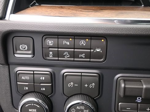 New 2026 Chevrolet Suburban High Country image 38