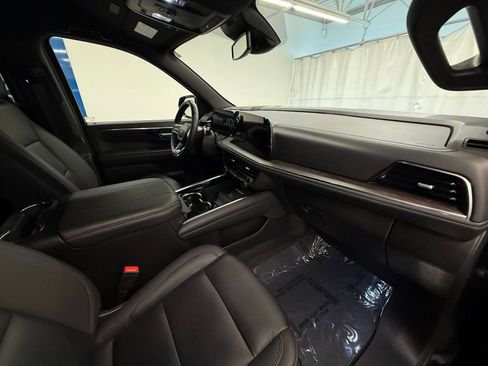 Used 2025 Chevrolet Suburban Z71 image 8