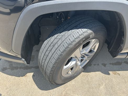 Used 2025 Toyota RAV4 XLE AWD/4WD image 10