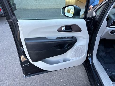 Used 2023 Chrysler Voyager LX FWD image 11