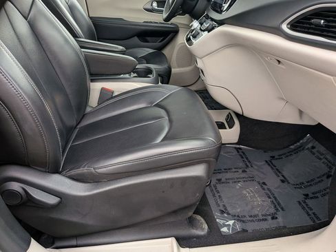 Used 2023 Chrysler Pacifica Touring-L image 22