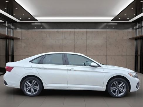 Used 2023 Volkswagen Jetta SE image 8