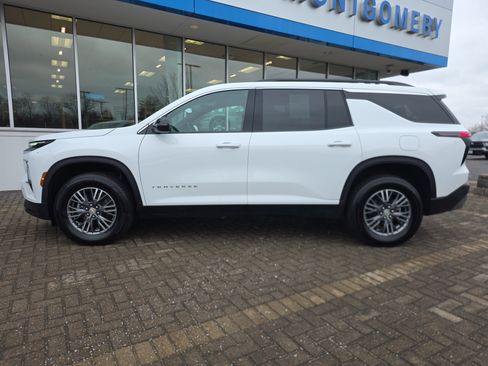 Used 2025 Chevrolet Traverse LT image 2