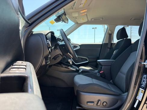 Used 2023 Kia Soul S FWD image 17