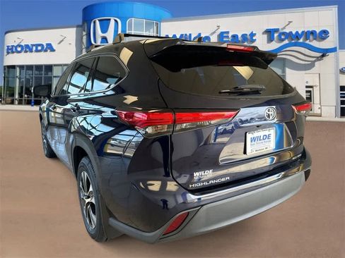 Used 2022 Toyota Highlander XLE image 6