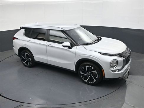 Used 2024 Mitsubishi Outlander SE image 23