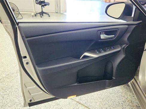 Used 2016 Toyota Camry SE w/ Moonroof Package FWD image 32