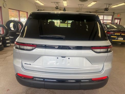 New 2025 Jeep Grand Cherokee Altitude image 11