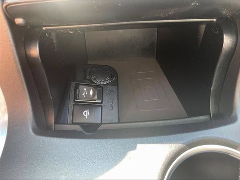 Used 2017 Toyota Camry SE w/ Moonroof Package FWD image 16