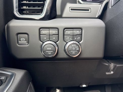 Used 2024 GMC Sierra 3500 Denali image 26