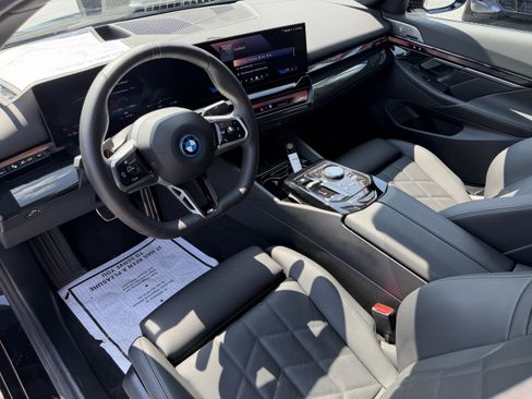 Certified 2025 BMW i5 xDrive40 w/ M Sport Package AWD/4WD image 11