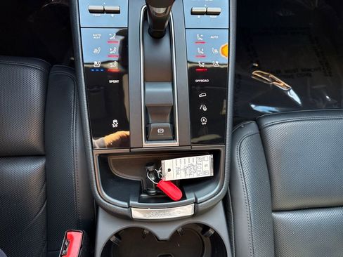 Used 2023 Porsche Macan Turbo image 21