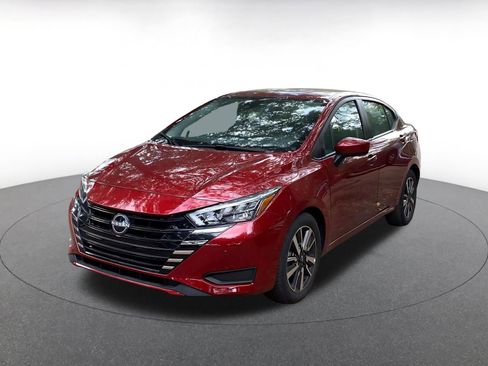 Used 2025 Nissan Versa SV image 3