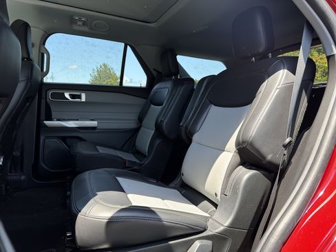 Used 2024 Ford Explorer XLT w/ Equipment Group 202A RWD image 8