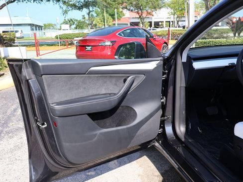 Used 2024 Tesla Model Y 2WD image 32