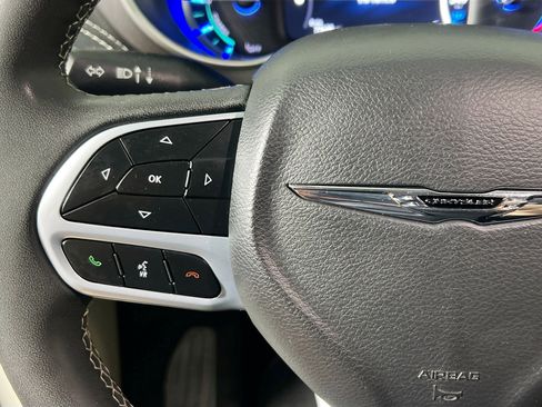Used 2023 Chrysler Pacifica Touring-L FWD image 18