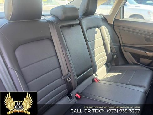 Used 2024 Volkswagen Jetta SE FWD image 8