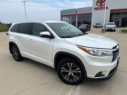 Used 2016 Toyota Highlander XLE AWD/4WD image 2