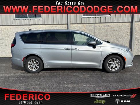 Used 2023 Chrysler Pacifica Touring-L FWD image 1