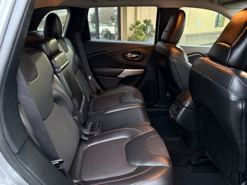 Used 2018 Jeep Cherokee Trailhawk image 20