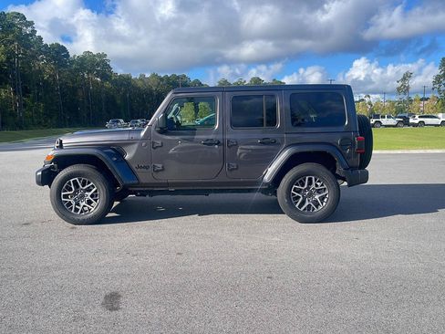 Used 2025 Jeep Wrangler Unlimited Sahara w/ Safety Group AWD/4WD image 4