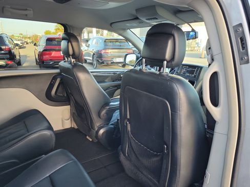 Used 2016 Chrysler Town & Country Touring image 24