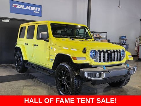 Used 2024 Jeep Wrangler Unlimited Sahara w/ Technology Group AWD/4WD image 3
