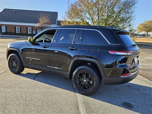 Used 2025 Jeep Grand Cherokee Laredo image 9