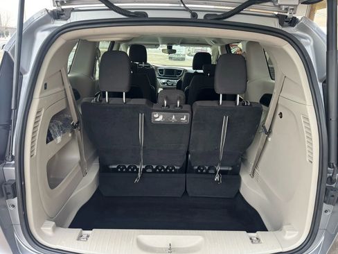 Used 2018 Chrysler Pacifica Touring Plus FWD image 17