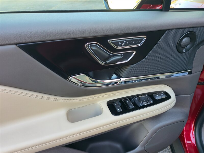 Used 2020 Lincoln Corsair Reserve FWD image 11